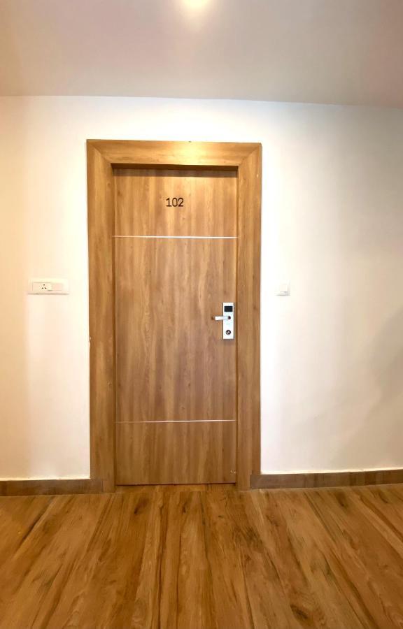 Hotel Bluestone 斯里卡拉哈斯蒂 外观 照片